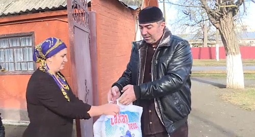 Chechen authorities giving out charity foodstuff to needy people. Screenshot from video posted at: https://vk.com/ramzan?z=video279938622_456242648%2F4be966aeee7231723b%2Fpl_wall_279938622