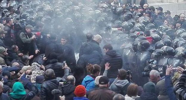 Clashes of protesters and policemen in Tbilisi, November 18, 2019. Photo by Inna Kukudzhanova for the Caucasian Knot