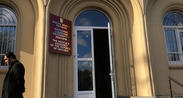 Entrance to the People's Assembly of Abkhazia. Photo by Anna Gritsevich for the Caucasian Knot