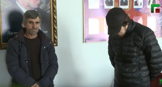 Zubayr Reshidov (on the left) brings public apologies. Screenshot of the video by the "Grozny" ChGTRK (Chechen State TV and Radio Company) https://www.youtube.com/watch?time_continue=1938&amp;v=aXqzii_aoCc&amp;feature=emb_logo