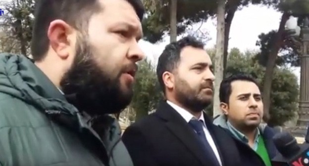 Protest action at the Constitutional Court building. Screenshot from the video posted by Turan İnformasiya Agentliyi at: https://www.youtube.com/watch?v=gFvINEgzmtU&feature=emb_title