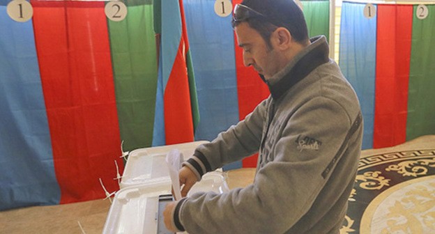 At a polling station in Baku. Photo: REUTERS/Aziz Karimov