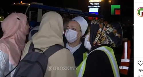 Women who returned to Chechnya from the Syrian camp of Al-Khol. March 10, 2020. Screenshot of the video https://www.instagram.com/p/B9kLuHbIPvX/