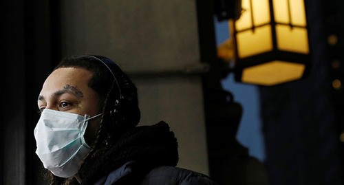 A person wearing a medical mask. Photo: REUTERS/Andrew Kelly
