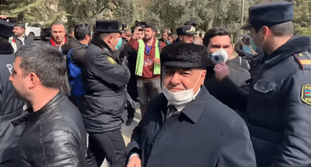 Policemen and participants of the action in front of the Turkish Embassy in Baku. Screenshot from video posted by AzadliqRadiosu: https://www.youtube.com/watch?v=R4gvtepiO6A&feature=emb_logo