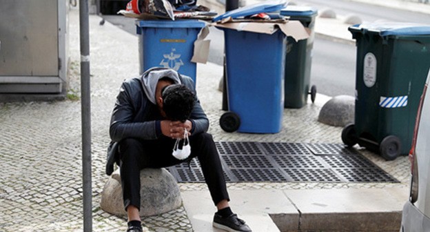 A man holding a face mask in his hands. Photo: REUTERS/Rafael Marchante