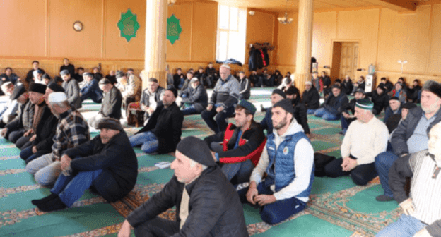 Believers in the Golotl mosque, Chechnya. Photo: press service of the Shamil District Administration, http://шамильский.рф/press-tsentr/novosti/gasanov-magomed-ibragimovich-poobshchalsya-s-zhitelyami-selo-golotl-_1074