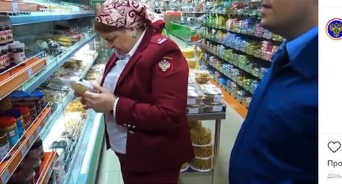 Food prices control in the shops in Chechnya. Screenshot of the video on Instagram https://www.instagram.com/p/B-CeT6MK_ud/