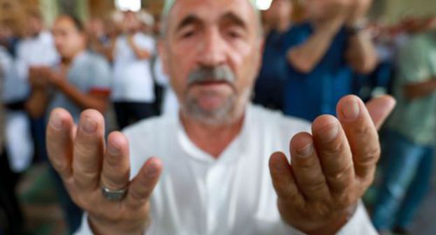 A believer in a mosque. Photo by Aziz Karimov for the "Caucasian Knot"