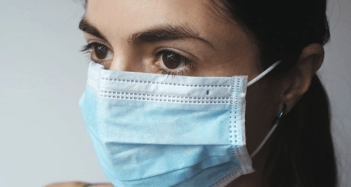 A girl in a medical mask. Photo: pixabay.com