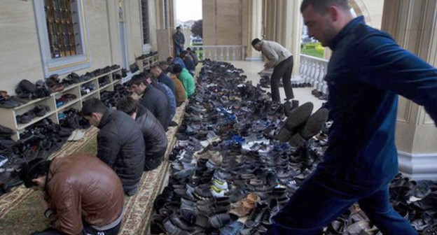 Believers in a mosque in Grozny. Photo: REUTERS/Maxim Shemetov