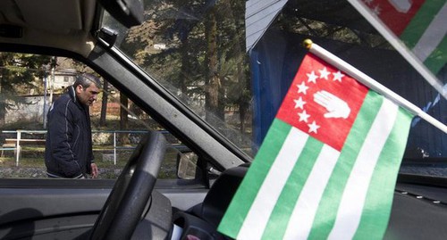 Flag of Abkhazia inside a car cabin. Photo: REUTERS/Maxim Shemetov