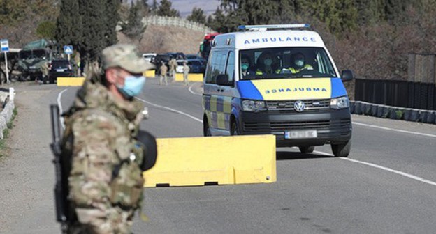 Georgian serviceman wearing a face mask near an ambulance, March 2020. Photo: REUTERS/Irakli Gedenidze