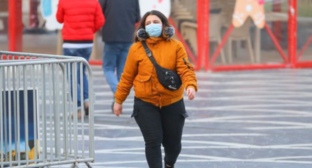 A resident of Baku wearing a medical mask. Photo by Aziz Karimov for the "Caucasian Knot"