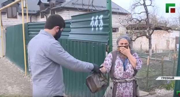 Delivery of bread to resdidents of Grozny. Screenshot of the video by the Grozny TV channel https://www.youtube.com/watch?time_continue=11&amp;v=izbztOOQ5Yk&amp;feature=emb_logo