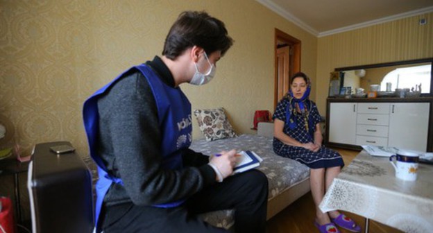 A volunteer in Baku visits an elderly woman. Photo by Aziz Karimov for the "Caucasian Knot"