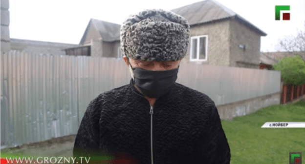 A resident of Chechnya publicly apologizes for his realtives' raising money for a child's treatment. Screenshot of the report of the "Grozny" TV Channel https://newsvideo.su/video/12594852