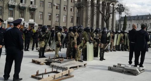 Law enforcers called for reinforcements in Vladikavkaz. April 20, 2020. Photo by Emma Marzoeva for the "Caucasian Knot"