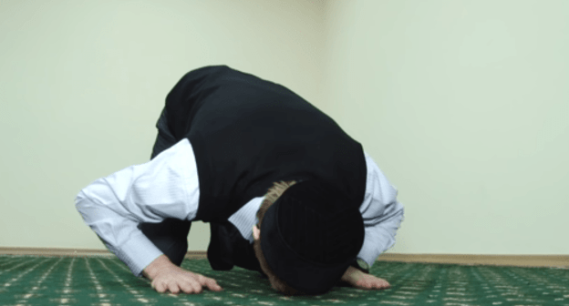 Screenshot of the video "How to perform the namaz (prayer)", https://youtu.be/R3A0Ct-D_yA