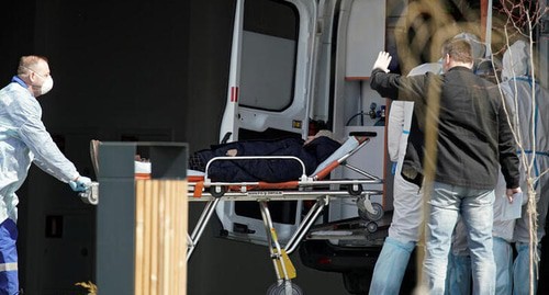 Medics hospitalizing a patient. Photo: REUTERS/Tatyana Makeyeva