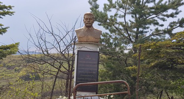 Stalin bust in the village of Zar of the Tskhinval Region. Photo by Anna Djioyeva for the Caucasian Knot