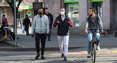 People wearing face masks in the streets of Yerevan. April 2020. Photo by Tigran Petrosyan for the "Caucasian Knot"