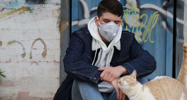 A young man wearing a face mask. Photo: pixabay.com