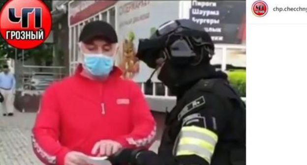 A police officer checks the permit issued for a resident of Chechnya. Screenshot of the video https://www.instagram.com/p/B_3TXR9l-je/