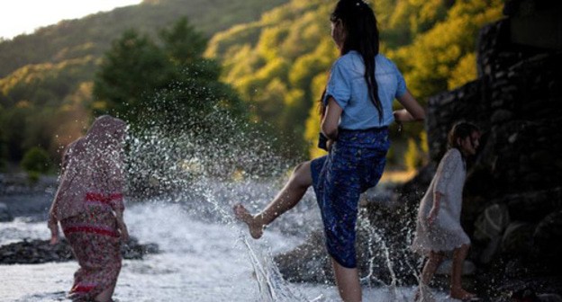 Chechen girls playing in a river. Photo: REUTERS/Ekaterina Anchevskaya