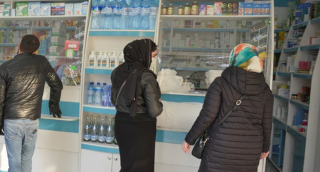 Residents of Grozny at the pharmacy. April 2020. Photo: REUTERS/Ramzan Musaev