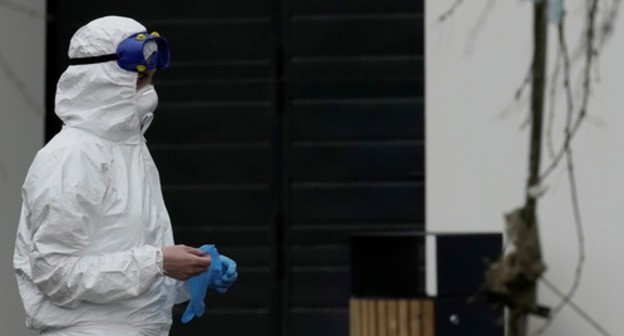 A health worker in protective gear. Photo: REUTERS/Tatyana Makeyeva