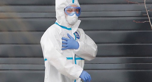 Medical worker in a protective suit. Photo: REUTERS/Maxim Shemetov