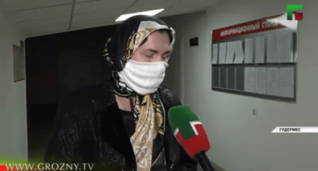 Employee of the Gudermes Central District Hospital apologized for her complaints. Screenshot from video footage by ChGTRK 'Grozny' of May 15, 2020: https://www.instagram.com/p/CAOVsG4nmPK/