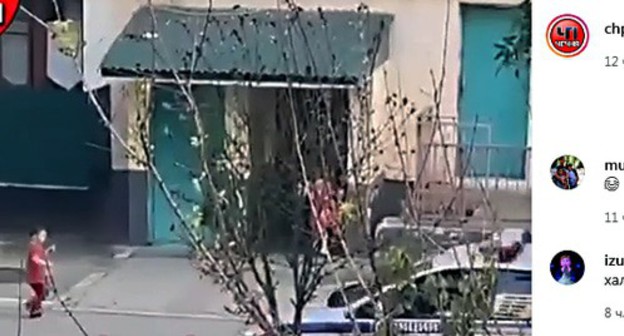 Children running to a house as a police car passes by. Photo: screenshot of a video https://www.instagram.com/p/CAauehWFB7k/