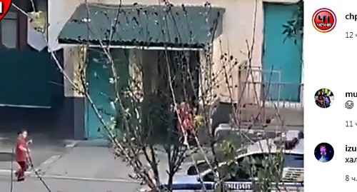 Children running to a house as a police car passes by. Photo: screenshot of a video https://www.instagram.com/p/CAauehWFB7k/