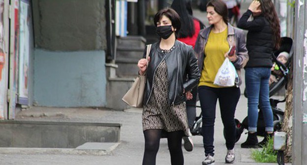 Yerevan residents wearing protective masks. Photo by Tigran Petrosyan for the Caucasian Knot