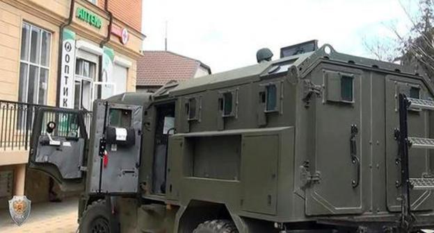 Special forces vehicles in a residential area. Photo: http://nac.gov.ru/kontrterroristicheskie-operacii/v-hode-kto-v-dagestane-neytralizovany-devyat.html