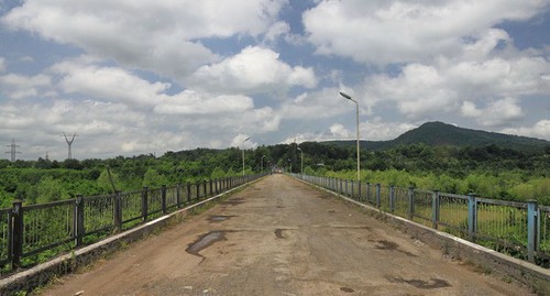 Georgia-Abkhazia border along the Enguri river. Photo: Marcin Konsek / Wikimedia Commons
