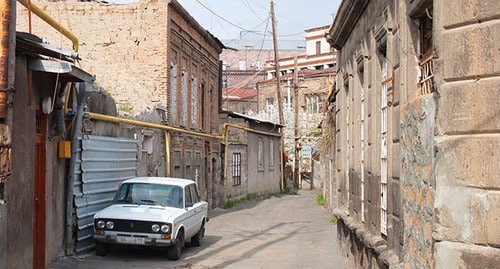 A historic building near the territory of the former "Firdusi" market in Yerevan. Photo: https://web.facebook.com/firdusmemory/?__tn__=%2CdkC-R&eid=ARCG2E21HPmfu0J4r_bO1-vTMfrzk2x0C5zpyNg6HjhySQVpvp08PSzjvTrP1i0btdEGD6PuNN0lWGsc&hc_ref=ARSx5P0mpT4GRxcBdy-aeo_-p30kkEWoY8PR0tT78WlK2cAcoaVRYeDXSI4ayqJk7rY&_rdc=1&_rdr