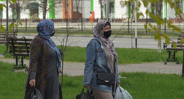 Women in masks in Grozny. Photo: REUTERS/Ramzan Musaev