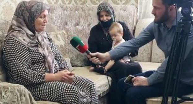 Mother of deceased woman from Gudermes gives interview to ChGTRK 'Grozny'. Screenshot: https://www.instagram.com/p/CBthZu1obLt/