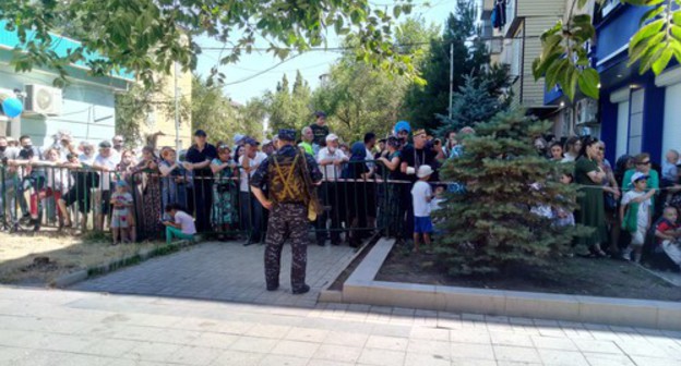 People who were not allowed to attend the Victory Parade in Kaspiysk, June 24, 2020. Photo by Rasul Magomedov for the Caucasian Knot