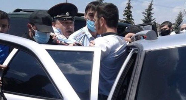 Participants of a rally of forced migrants talk to policemen. Photo by Umar Yovloi for the Caucasian Knot