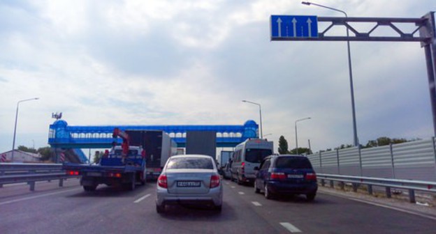 Traffic jam at the entrance to Chechnya. Photo by Rasul Magomedov for the Caucasian Knot