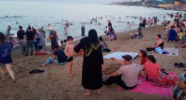 Beach visitors in Makhachkala. Screenshot of the video by "Byuro Perevodov" https://www.youtube.com/watch?v=VHiui7lZNkM