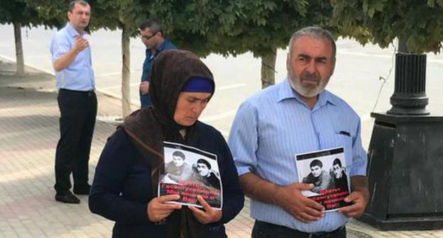 Murtazali and Patimat Gasanguseinov at a picket near the House of the Government of Dagestan. Photo by Patimat Makhmudova for the "Caucasian Knot"