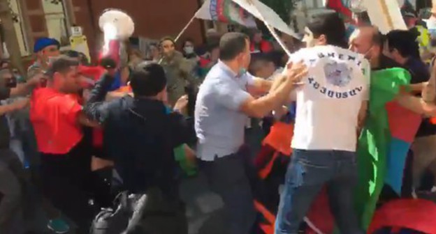 A scuffle of natives of Azerbaijan with those of Armenia in London on July 17, 2020. Screenshot of the video published on Twitter https://twitter.com/AlexKokcharov/status/1284132590971224072