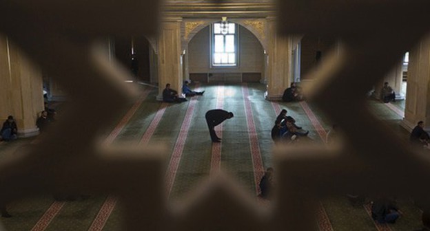 Believers praying in the "Heart of Chechnya" Mosque in Grozny. Photo REUTERS/Maxim Shemetov