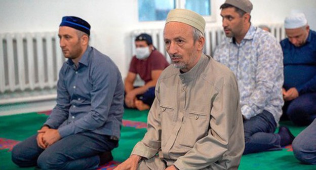 Believers gathered at the festive prayer in the Grand Mosque in Makhachkala on the occasion of the holiday of Eid al-Adha. Photo from the official website of the Dagestani Muftiate https://muftiyatrd.ru/