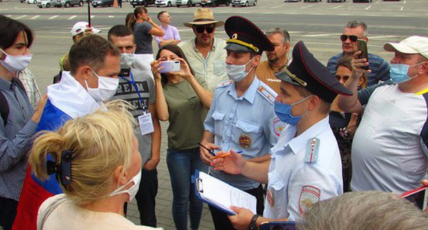 Policemen talking to rally participants in Volgograd , August 1, 2020. Photo by the Caucasian Knot correspondent